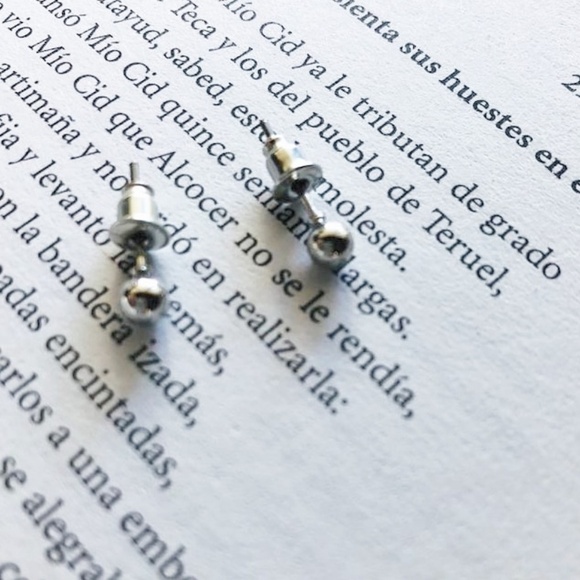 SILVER  3MM.CALI STUD EARRINGS - Picture 1 of 1